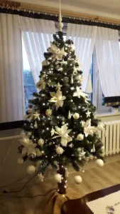 udekorowana choinka na pniu